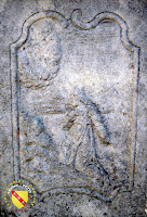 Vitrey - Croix monumentale du cimetière : Le Christ agenouillé portant la croix