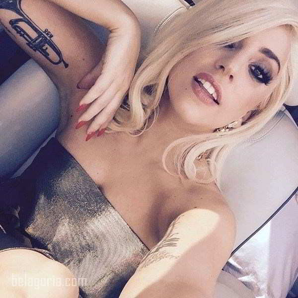 Imagen de la cantante Lady Gaga con un tatuaje de trompeta en el biceps interior