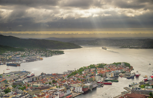 O que fazer em Bergen além dos fiordes? cidade vista do morro Fløyen