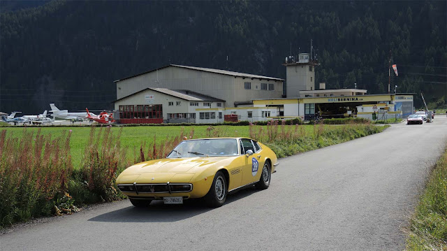 Maserati Ghibli fährt vom Heliport weg, Passione Engadina, 