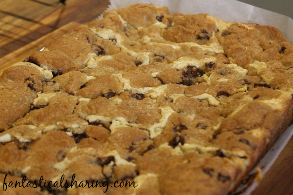 Chocolate Chip Cookie Cheesecake Bars // This perfect pairing of two classic desserts in bar form is unbelievably tasty! #recipe #dessert #chocolate #cheesecake #Choctoberfest