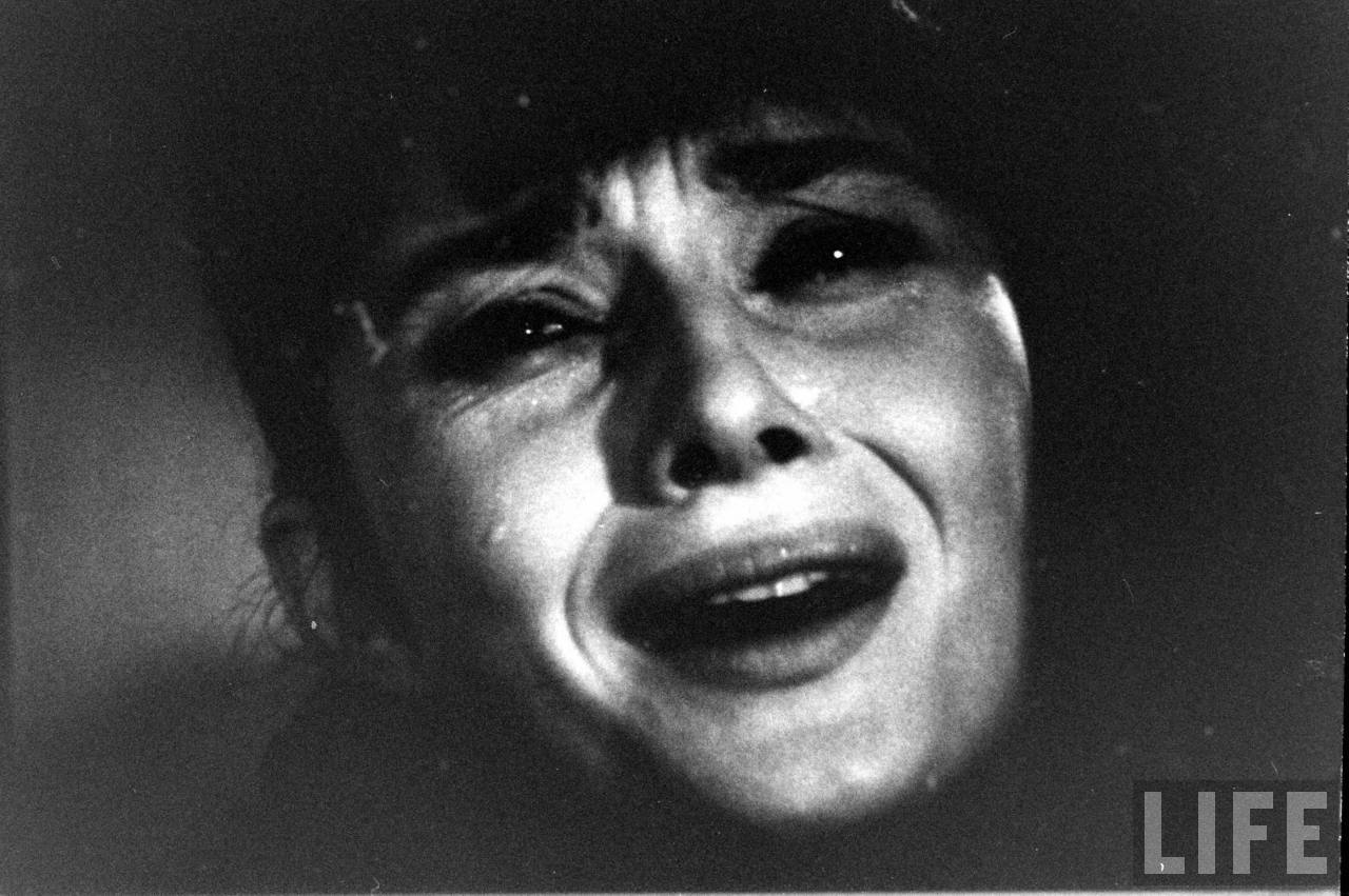 http://4.bp.blogspot.com/-SBws6bkz1LE/T2s3Mvvhg7I/AAAAAAAAGNY/sHlAxAKwW64/s1600/Audrey+Hepburn+childrens+hour+crying+2.jpg