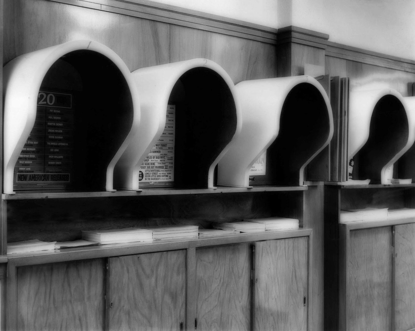 RETRO DUNDEE LARG'S LISTENING BOOTHS 1960