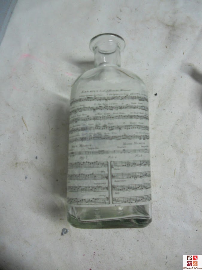 botella reciclada con técnica decoupage