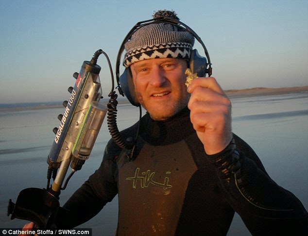  Treasure Hunter Named Merlin Strikes Gold And Finds 18 Carat Nugget On Seabed Of British Beach