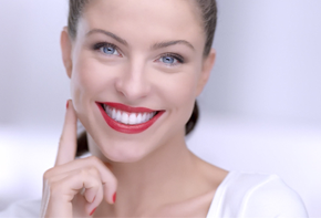 Who is that actor, actress in that TV commercial?: Colgate Optic White ...