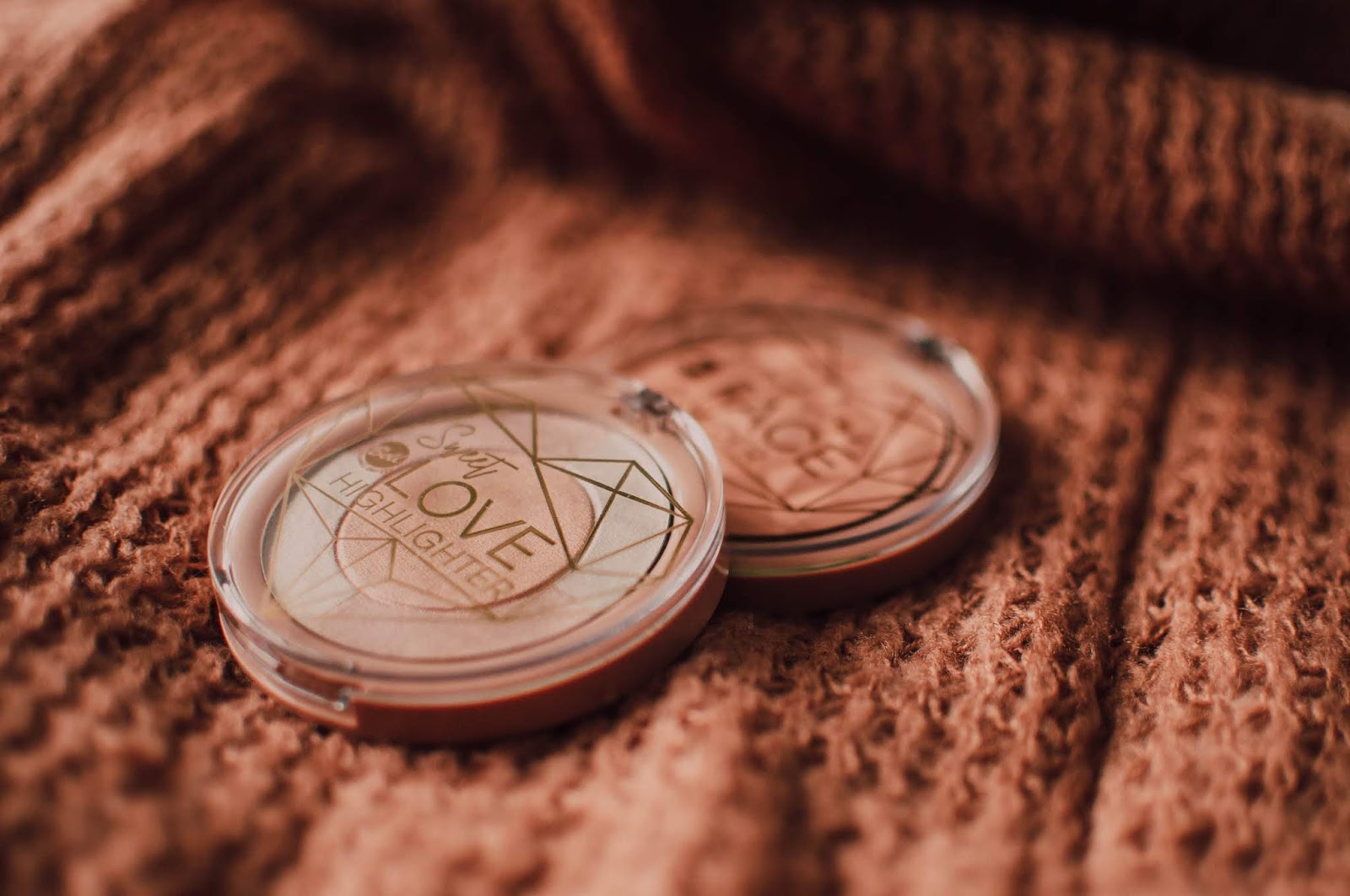 NOWOŚCI BELL - "SWEET LOVE" HIGHLIGHTER, "BEAUTY LICIOUS" FACE POWDER - RECENZJA