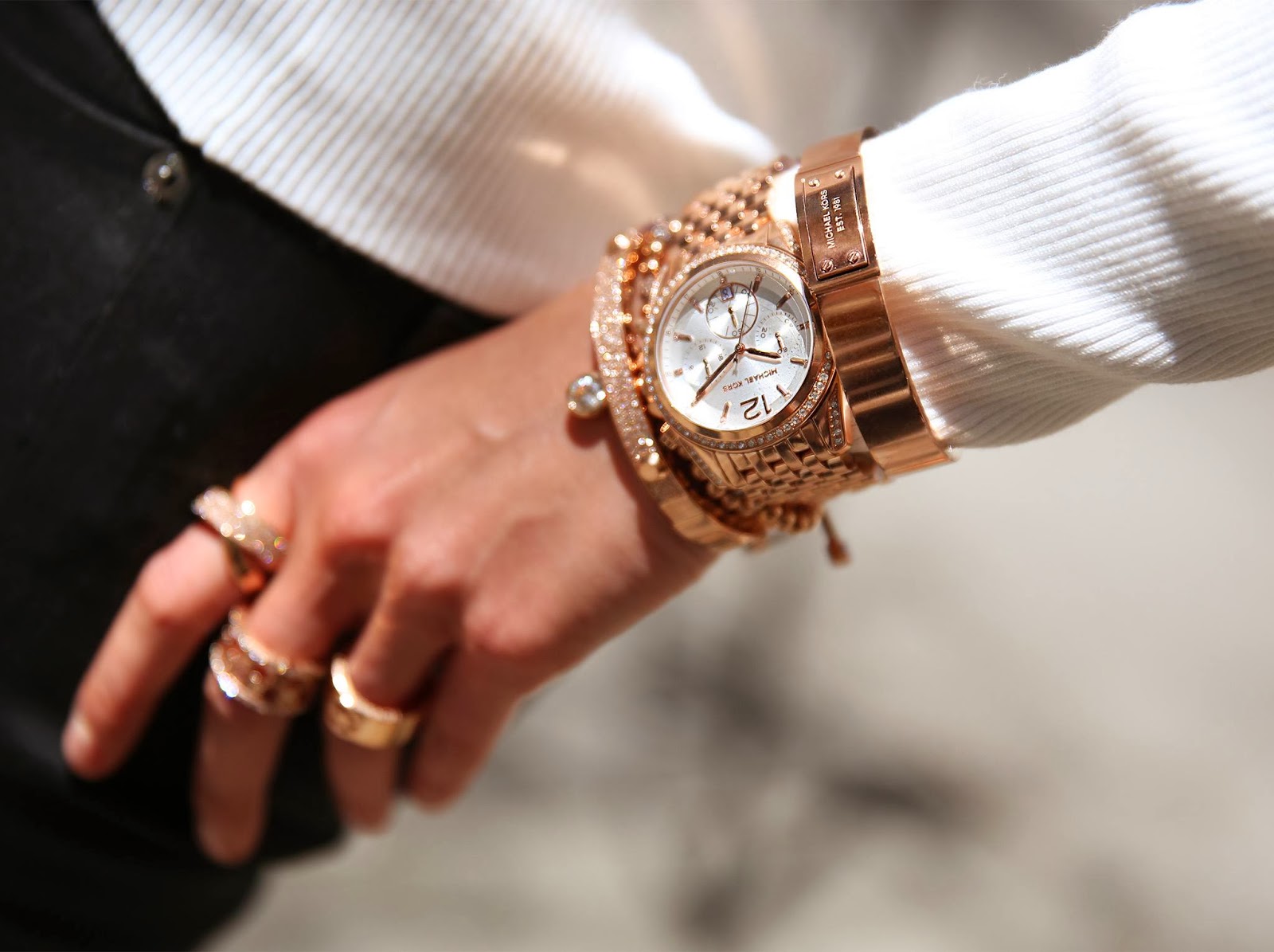 Краденные часы. Золотые часы на руке. Мужские часы на женской руке. Красивые женские часы. Часы на руку женские.