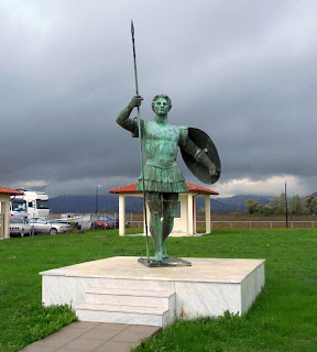 το γλυπτό Μακεδόνας οπλίτης στο συνοριακό σταθμό της Νίκης