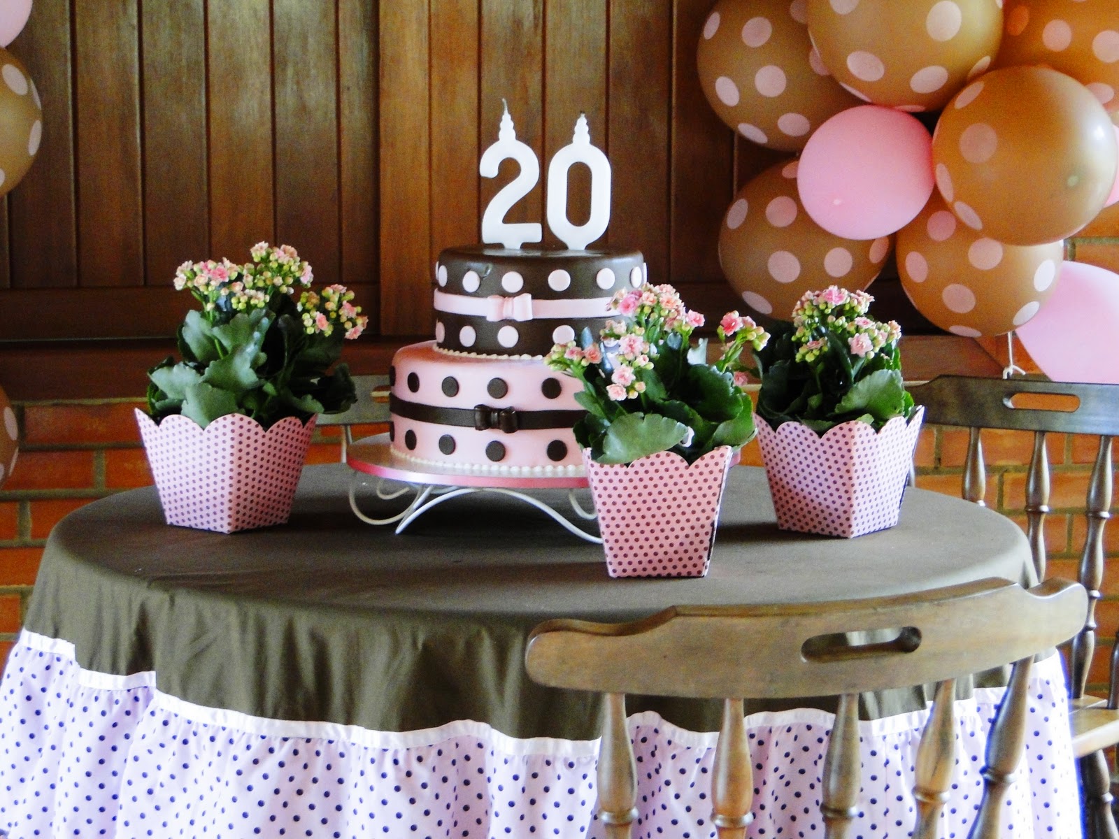 Meu canto, recanto, me encanto... Minha festinha de 20 anos... Decoração de bolinhas marrom e rosa