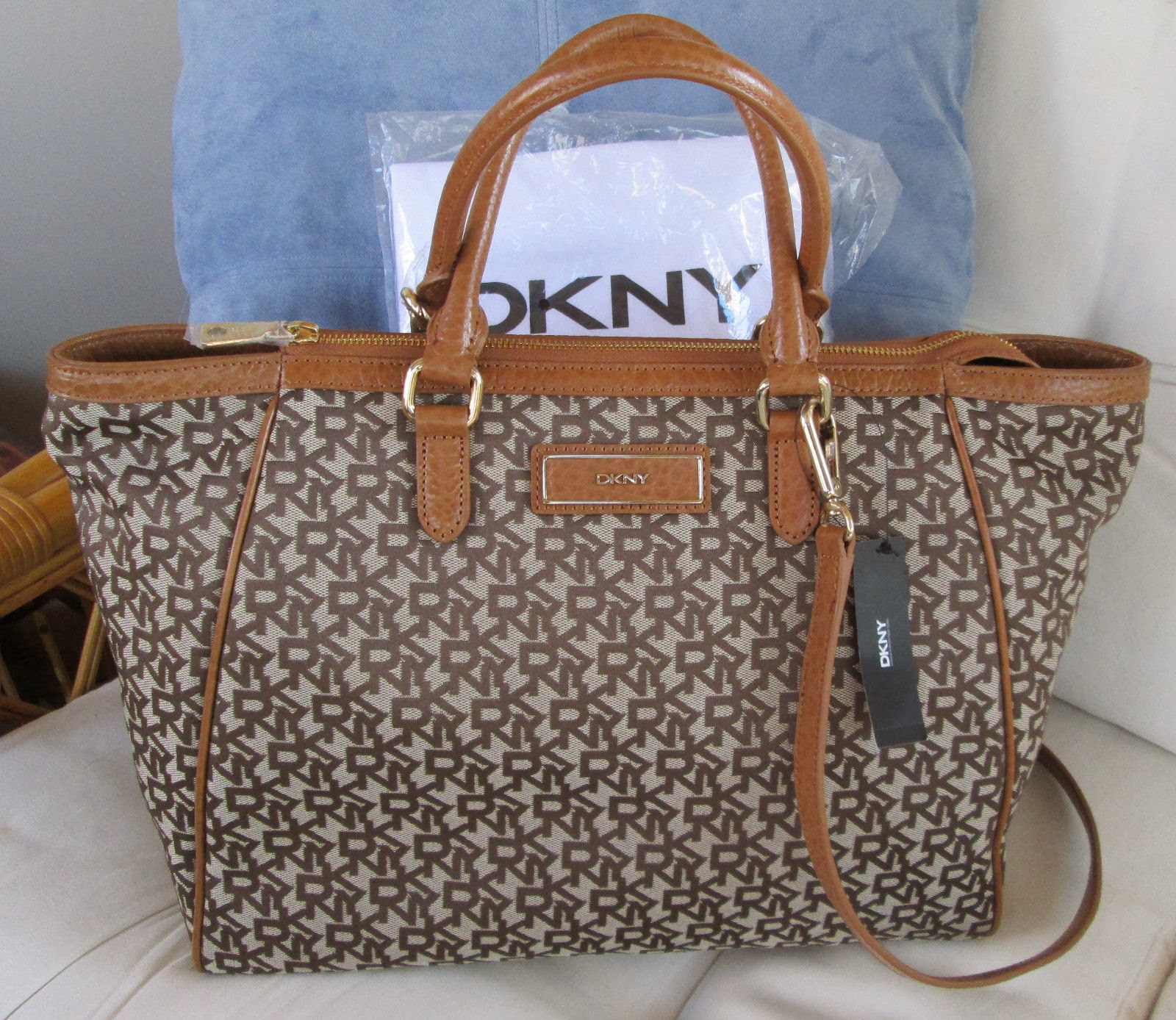 Boutique Malaysia: DKNY Signature T&C French Grain Leather convertible bag