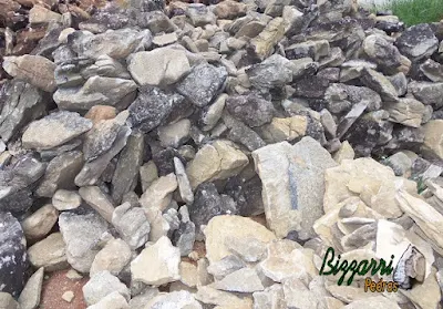 Pedra para revestimento de pedra em paredes e fachadas, do tipo pedra moledo, com espessura entre 10 cm e 17 cm.