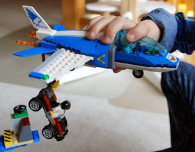 Damit die Kleinen groß sein können: Die LEGO 4+ Sets für Kinder ab 4 Jahren. Kleine Schwester, großer Bruder: Jeder hat sein Set und sie spielen doch gemeinsam.