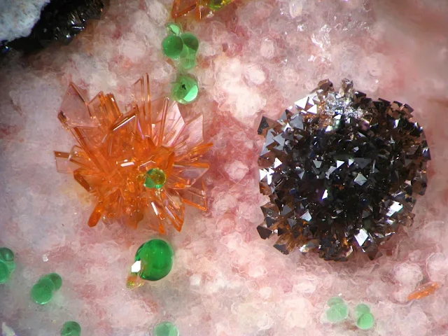 Green balls of conichalcite with erythrite, brown olivenite