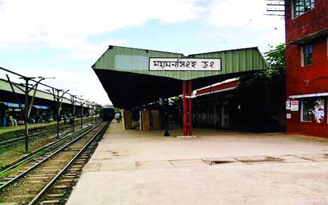 The stranded passengers were helpless Mymensingh railway station ছিনতাইয়ে যাত্রীরা অসহায় ময়মনসিংহ রেলস্টেশনে