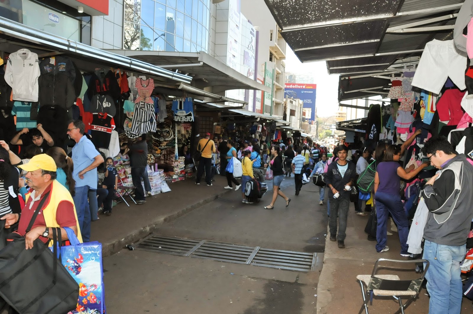 El Diario Oficial de la Unión (DOU) del Brasil oficializó hoy la manutención de la cota de compra de 300 dólares por un año más. Ya la semana pasada se había anunciado esta prórroga durante un evento sobre Tiendas Francas que se realizó en la brasileña ciudad Foz de Yguazú.