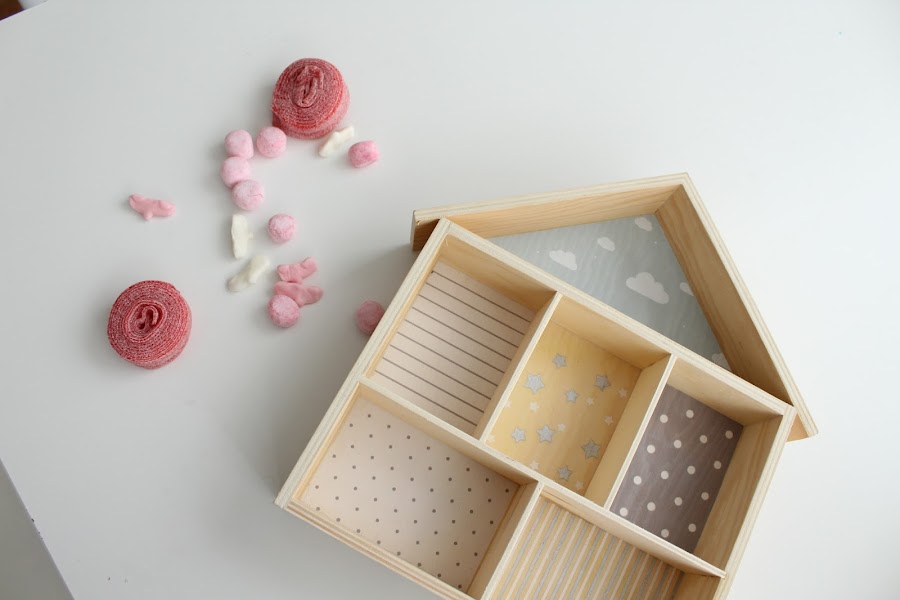 casita de madera con chuches para regalo de bebé