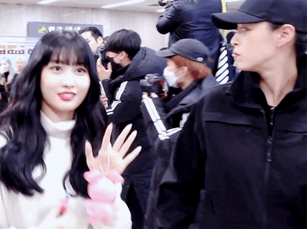 입국하는 미나, 지효, 나연, 모모