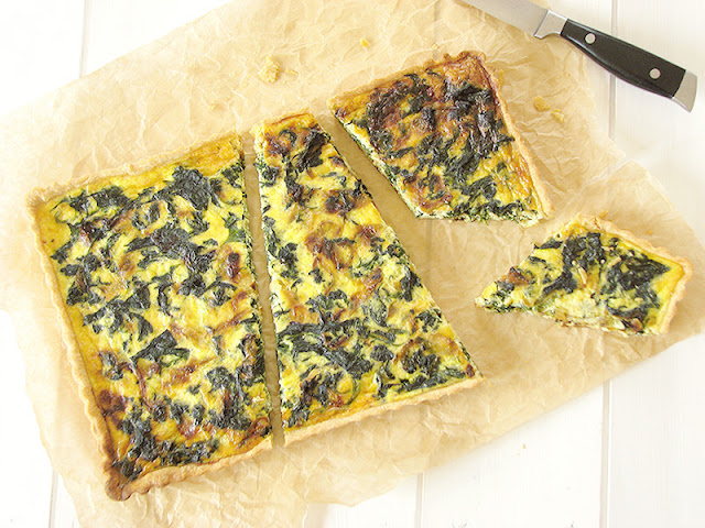 Tarte aux épinards, oignons et muscade. Tarte aux épinards, oignons et muscade.