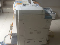 Memindahkan mesin fotocopy dengan aman dan mudah