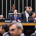 Em sessão tumultuada, comissão aprova a PEC do teto de gastos