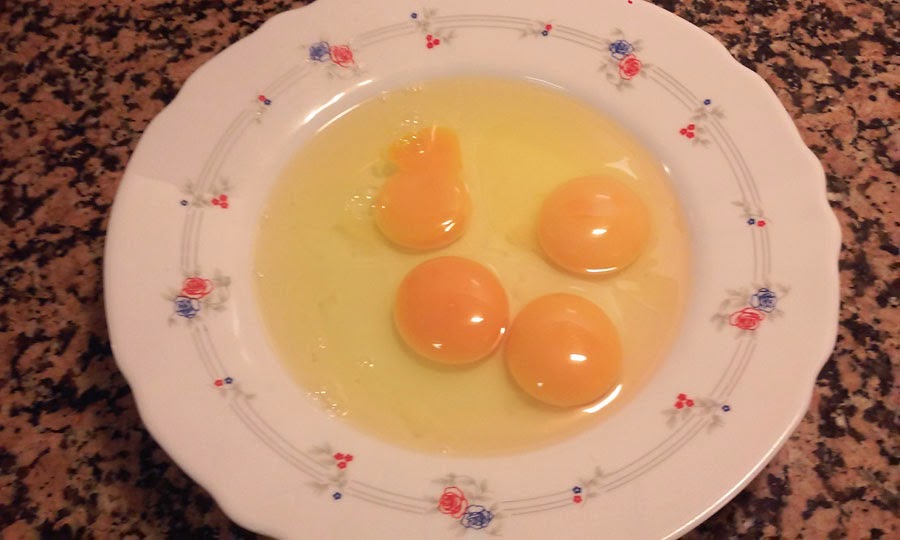 ponemos los huevos en un plato