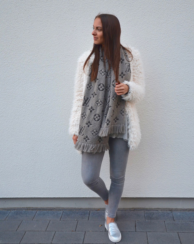 OUTFIT / GRAY LOUIS VUITTON SCARF & COZY JACKET