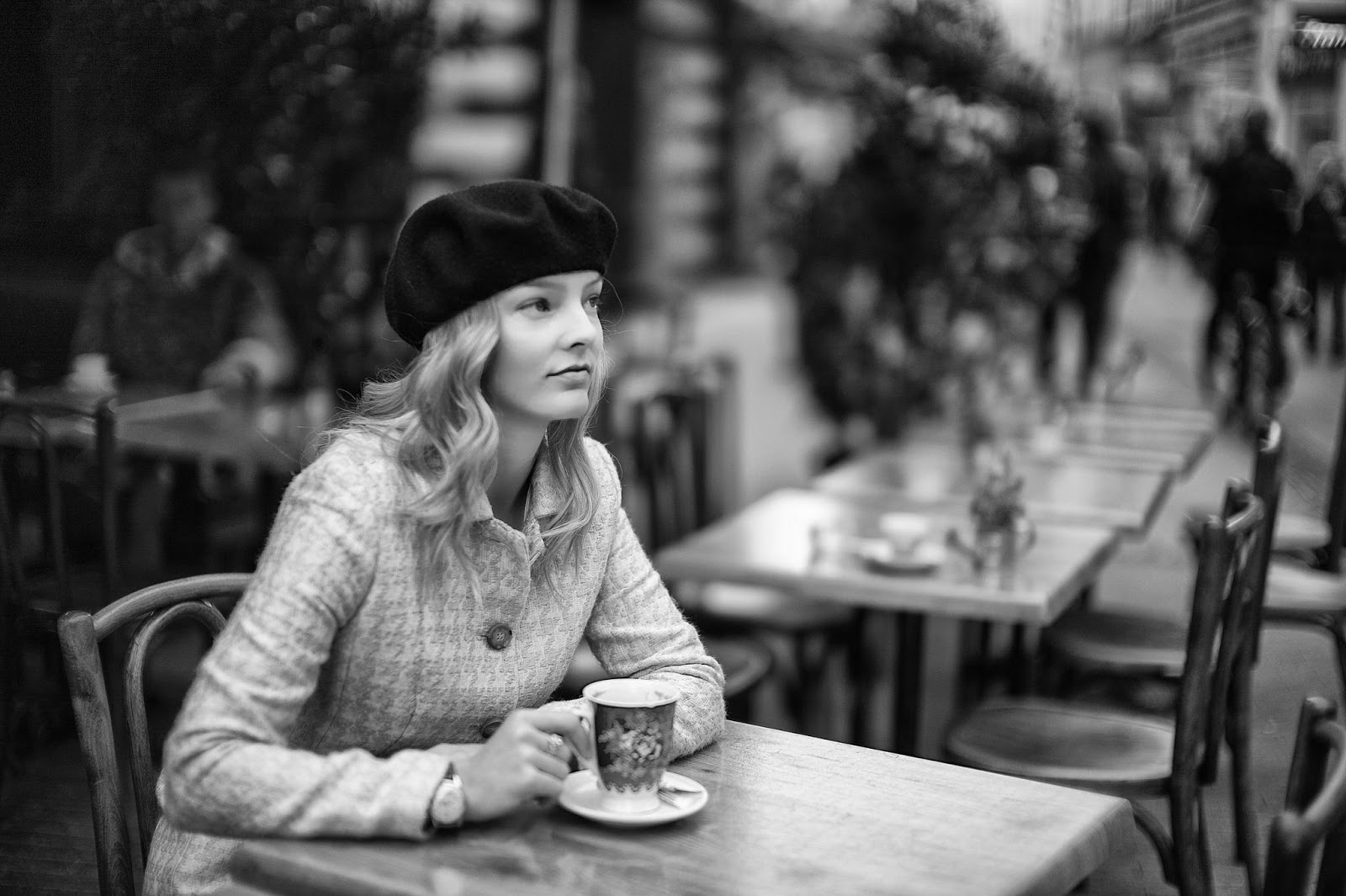Частная жизнь женщины. Девушка в кафе. Фотосессия в кофейне. Фотосессия в кафе женщина. Женщина в кофейне.