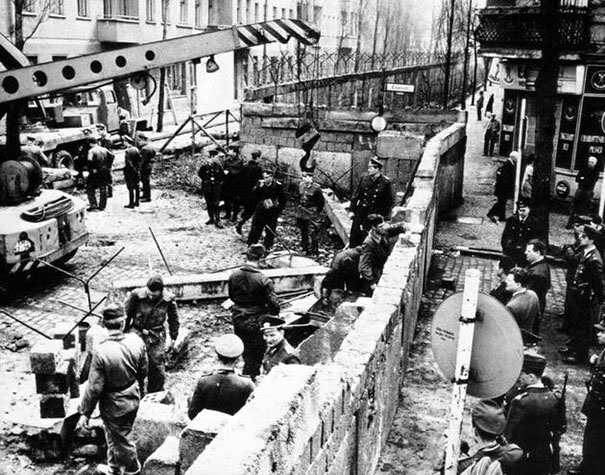 40 Must-See Photos Of The Past - Construction of the Berlin wall, 1961