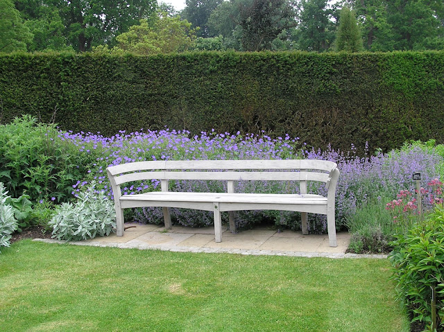 The Savill Garden, Golden Jubilee Garden drewniana ławka w ogrodzie