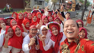 Pak Ibnu Riyanto terlihat menyambut HUT RI ke-71 bersama para tenaga kerja Batik Trusmi sebelum melakukan upacara bendera Kemerdekaan Indonesia pada 17 Agustus 2016.