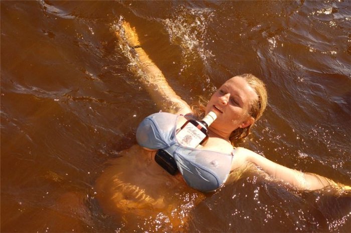 kupalis-v-ozere-potom-trahalis-devushki-kupalnikah