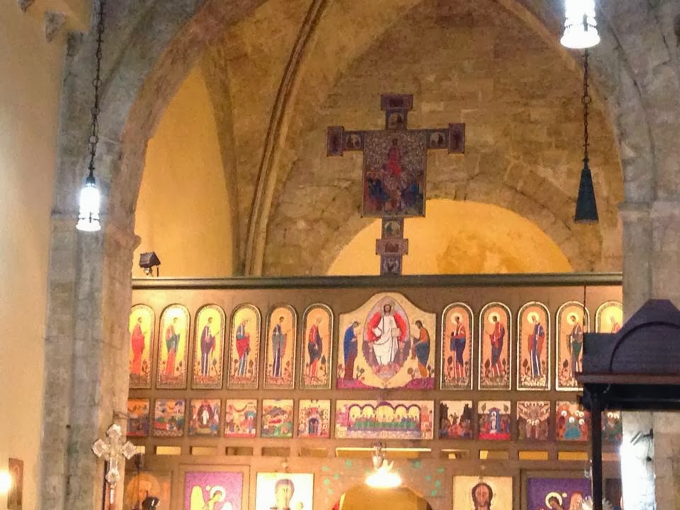 A destra e a manca Chiesa di San Giovanni Crisostomo, Bari