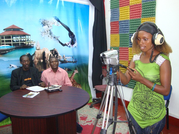 Medrick Sanga Kusindikiza Uzinduzi Wa Album Ya Video Ya Daniel Safari Leo Kirumba Mwanza Qo'y mani olma vaqtimni bo'ldimi javobim yoqdami. medrick sanga kusindikiza uzinduzi wa