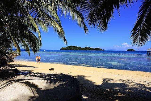 tomini bay sulawesi utara foto pantai indah indonesia tomini bay