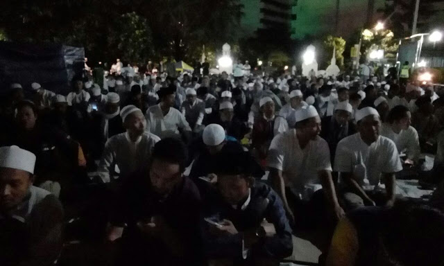 Ribuan Umat Muslim Hadiri Shalat Subuh Berjamaah Di Masjid Al Azhar Jakarta, Lihat Foto-Fotonya