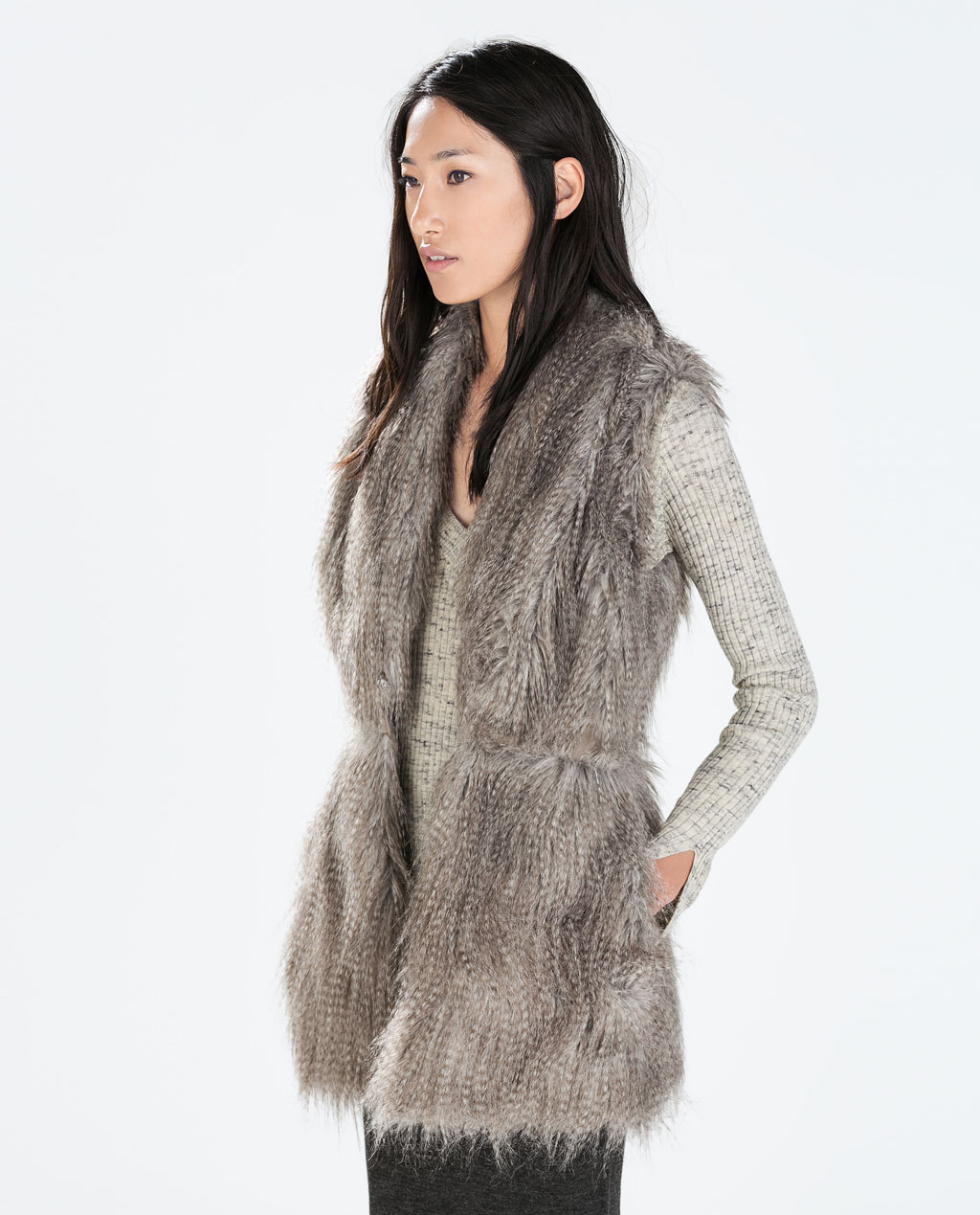 You're here This is a brand new Zara creamy beige faux fur vest that was only worn once. It is super soft and warm and super cute on for a casual day or a night out. It is a size M but does not feel big.