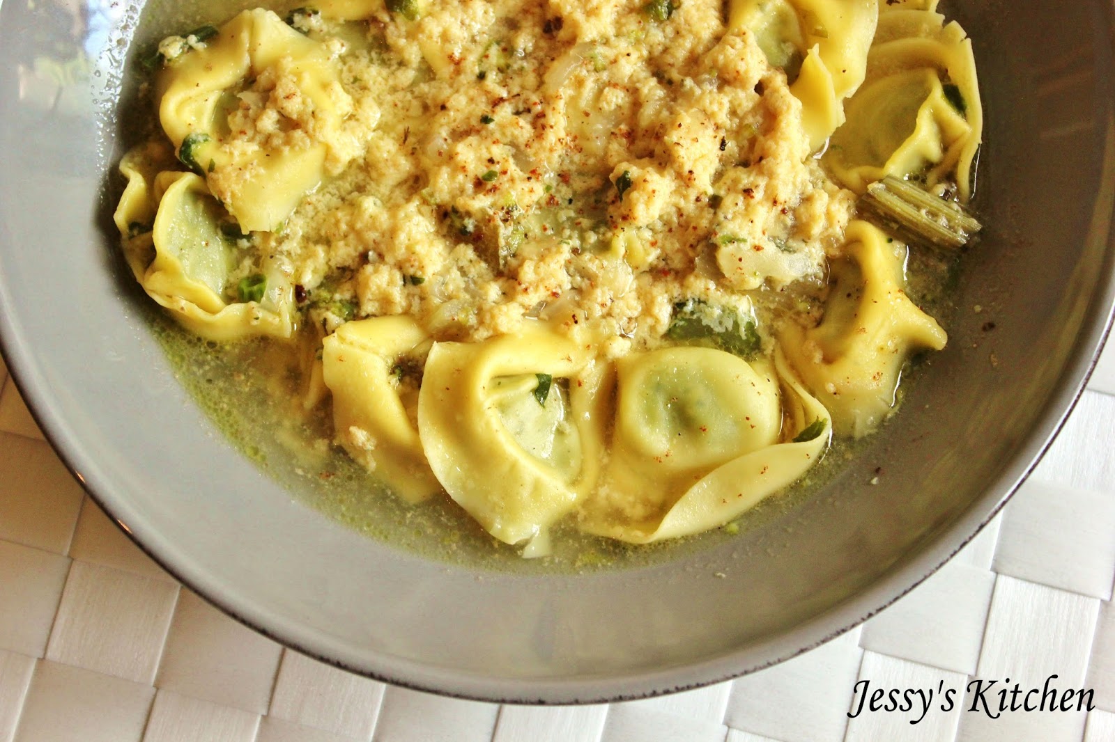 Jessy's Kitchen Bouillon italien tortelini et stracciatella