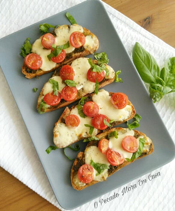 Bruschetta com pesto e tomate cereja