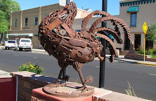 Fuente: https://medium.com/omgfacts/this-chicken-lived-for-18-months-without-a-head-fbf23906d8a Estatua dedicada a Mike en Fruita (Colorado)