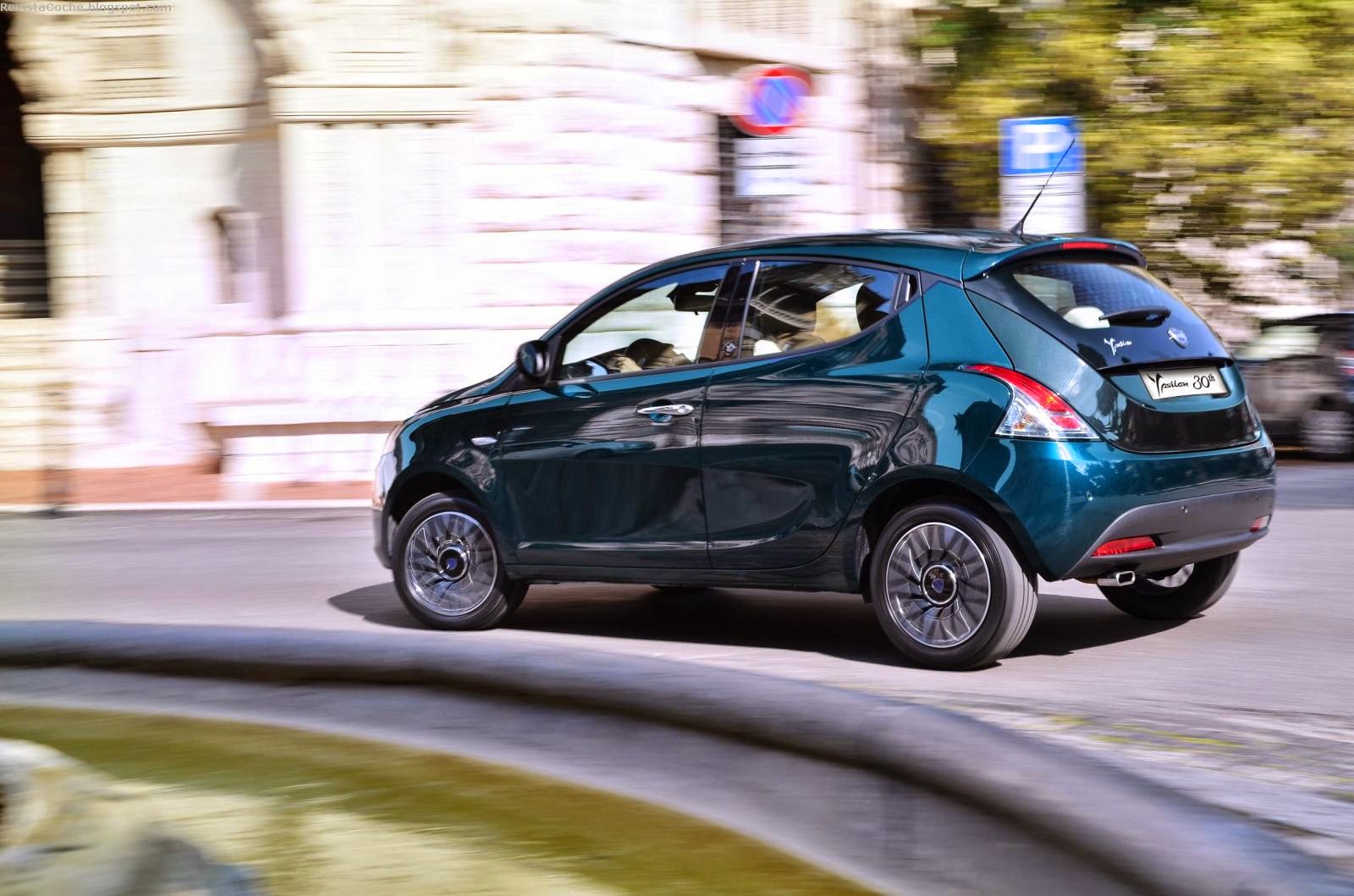 Машина Lancia Ypsilon 2014