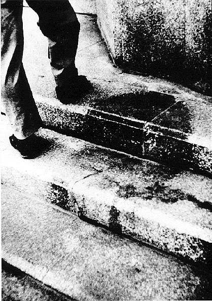 Хиросима и нагасаки тени людей. Тени от ядерного взрыва в хиросиме и нагасаки. Эксперимент с радиацией и тенью. Хиросима и нагасаки после взрыва тени людей. Хиросима и нагасаки тени.