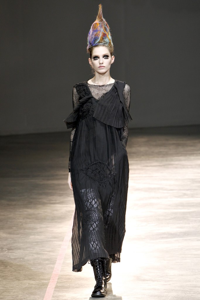 Yohji Yamamoto Fall-Winter 2011-2012 Womenswear Paris Fashion Week ...