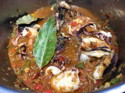 Incorporación de vino blanco con una hoja de laurel