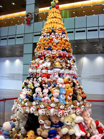 how to recycle recycled towering christmas trees christmas trees decorated outside