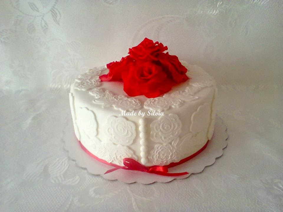 Tort cu dantela si trandafiri rosii