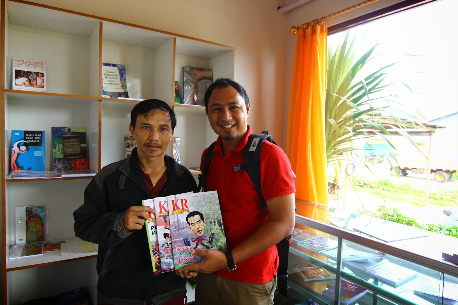 Cikgu Hailmi menerima hadiah majalah Kalimantan Review daripada Institut Dayakologi