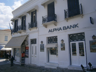 το κτίριο της Alpha Bank στις Σπέτσες