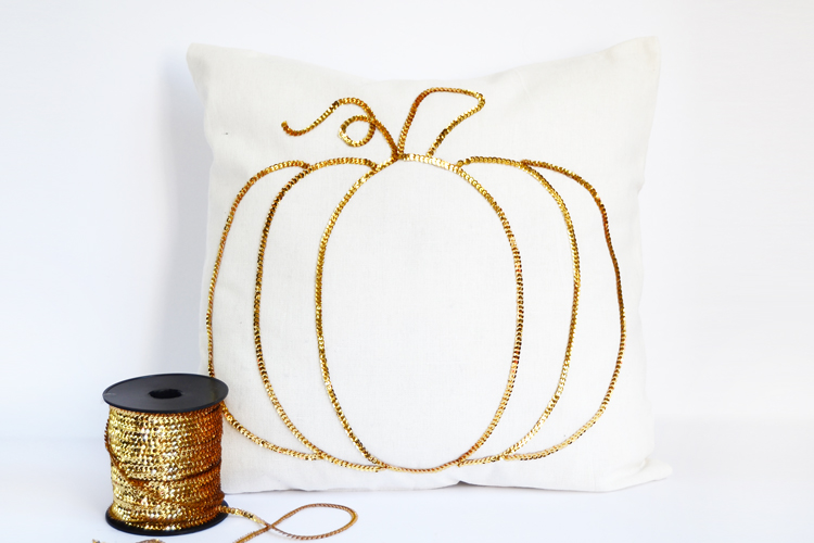 MINTED STRAWBERRY: Pumpkin pillow decor for Fall - so easy to make! fall pumpkin pillow diy