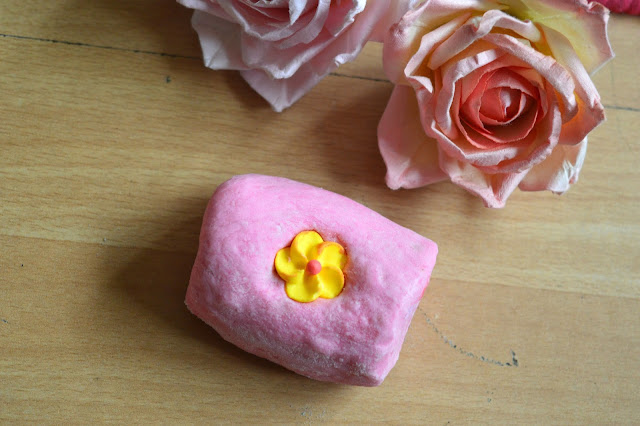 Lush Creamy Candy Bubble Bar Review